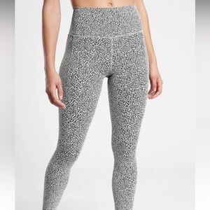Athleta Ultimate Stash Textured 7/8 Tight